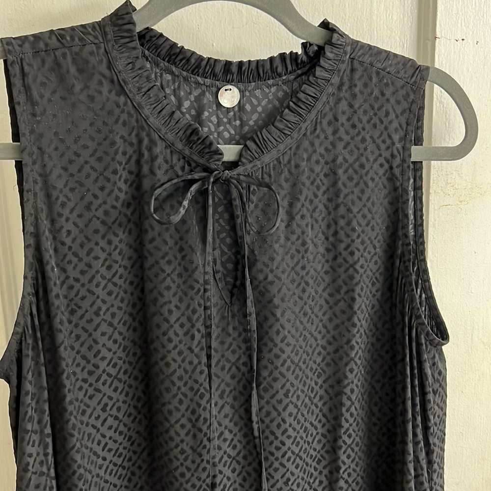 DRESSY TIE NECK SLEEVELESS BLOUSE BY MARGARET O'LEARY. SIZE LARGE.